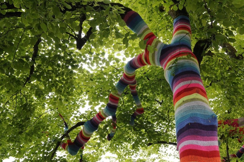 Arbre habillé d'une chaussette faite au crochet