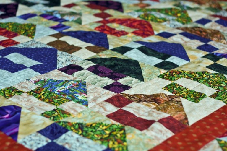 Le patchwork, quelques tissus, quelques bobines de fil, des aiguilles et de l’imagination
