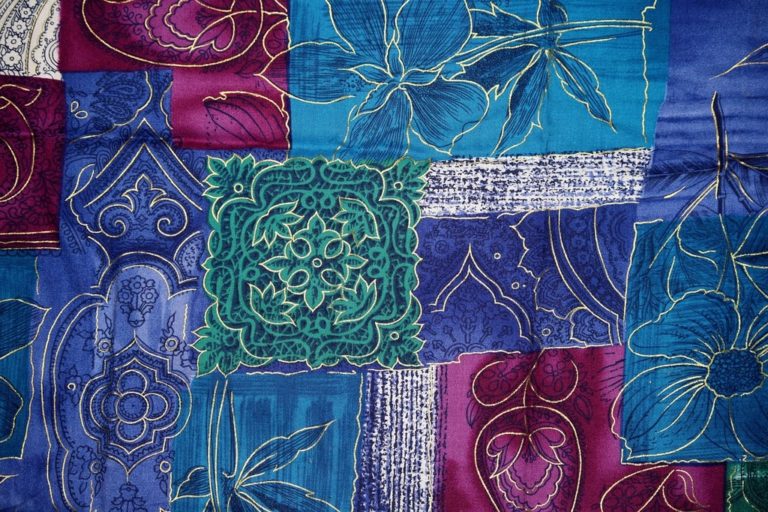 Assemblage de morceaux de tissus pour former un patchwork