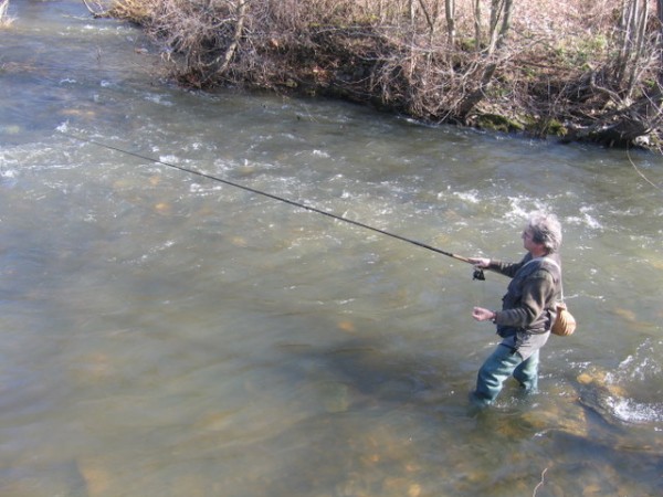 Pêcher au milieu d'une rivière