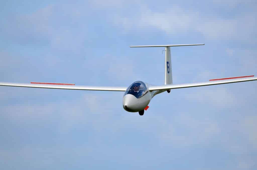 Le vol à voile consiste à voler dans les airs à bord d'un aérodyne