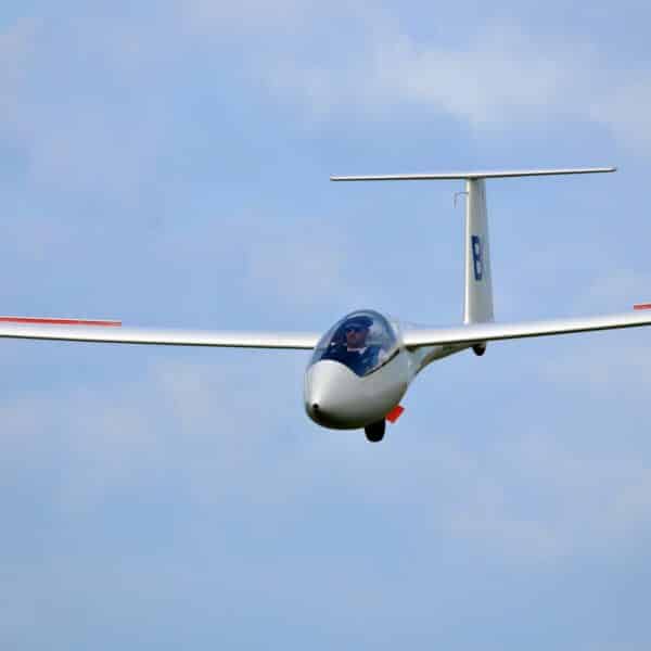 Le vol à voile consiste à voler dans les airs à bord d'un aérodyne