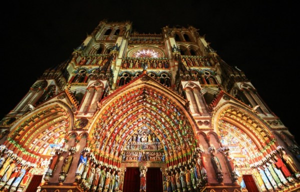 Vue de la colorisation de la cathédrale d'Amiens