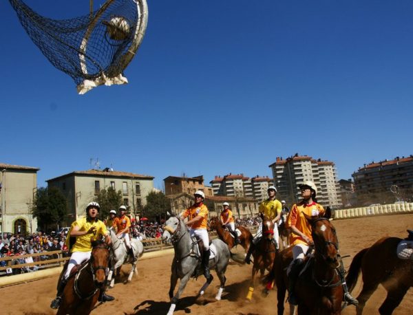 Jouer au football à cheval