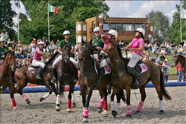 Le horse-ball est un sport équestre en équipe