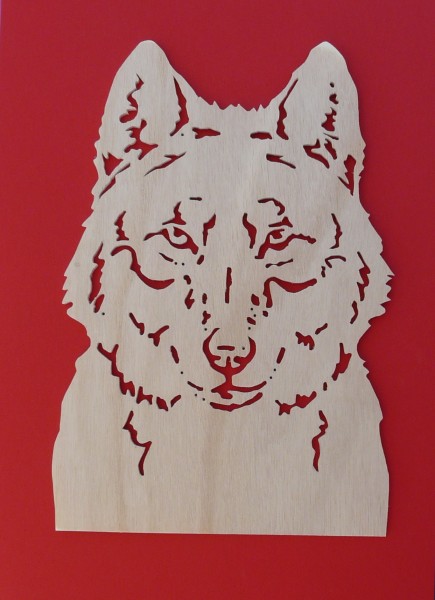 Loup en dentelle sur bois