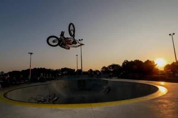 Entre vélo et moto, le BMX