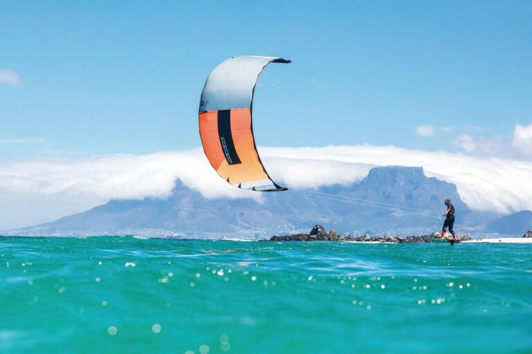 Le kitesurf, combiner cerf-volant et planche de surf