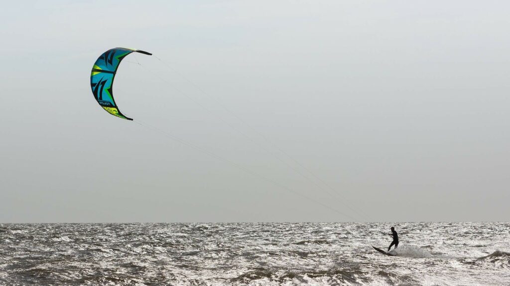 Profiter de la mer en solitaire avec son kitesurf