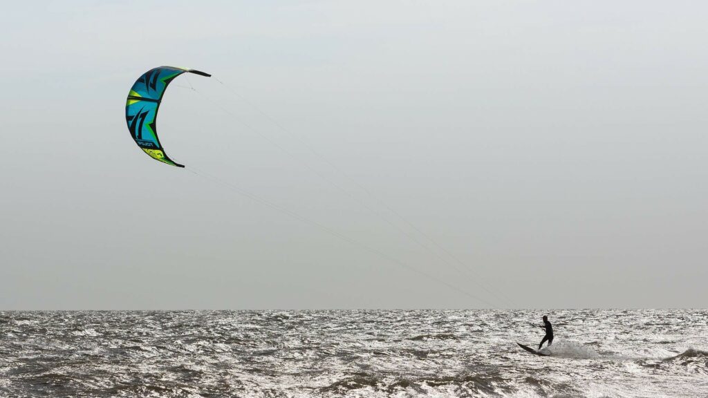 Profiter de la mer en solitaire avec son kitesurf