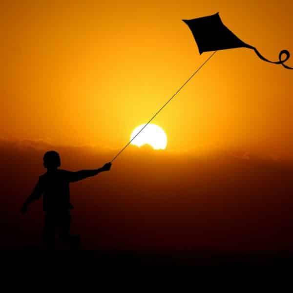 Enfant jouant avec un cerf-volant