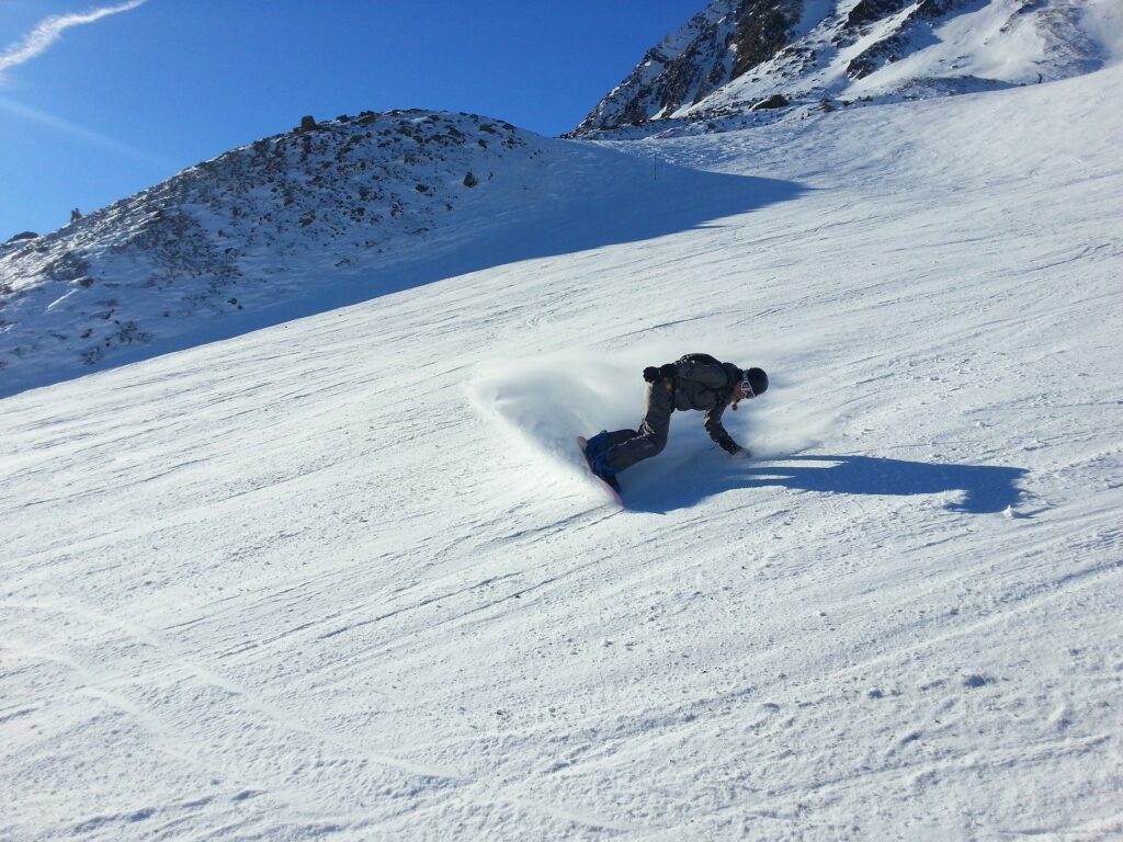 Le surf des neiges est un sport de glisse sur neige