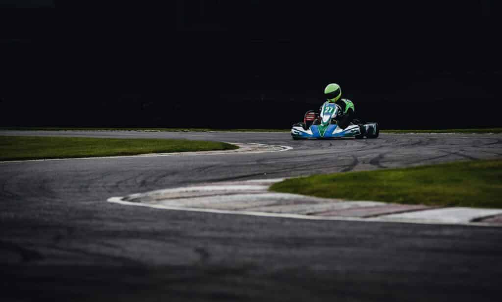 Faire du karting sur un circuit de 700 à 1 500 mètres