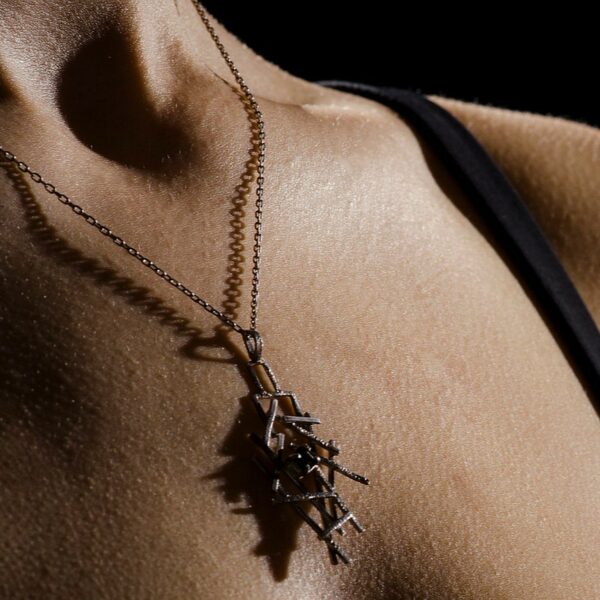 Collier délicat avec pendentif en argent