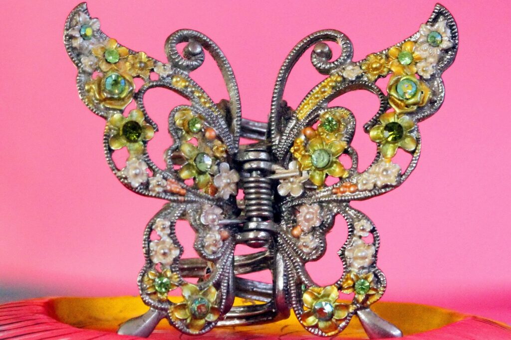 Papillon bijou incrusté de perles et de petites pierres semi-précieuses
