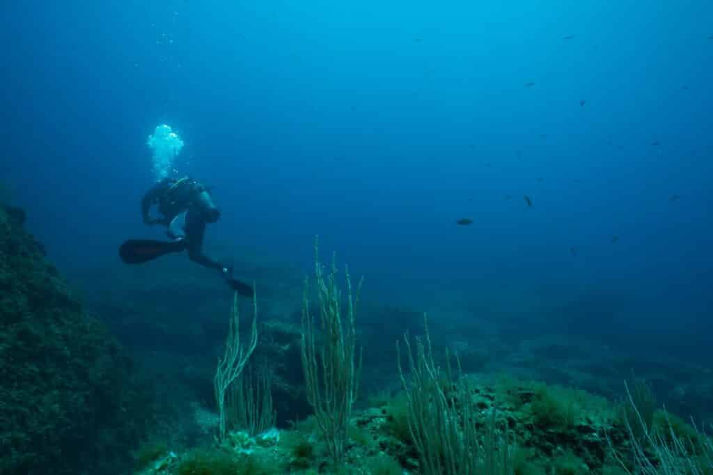 La plongée sous-marine sous l'eau en respirant à l'aide d'une bouteille