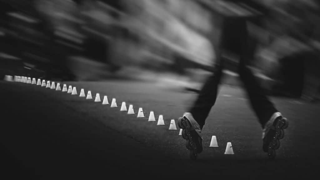 Patineur en roller effectuant des figures dans la rue