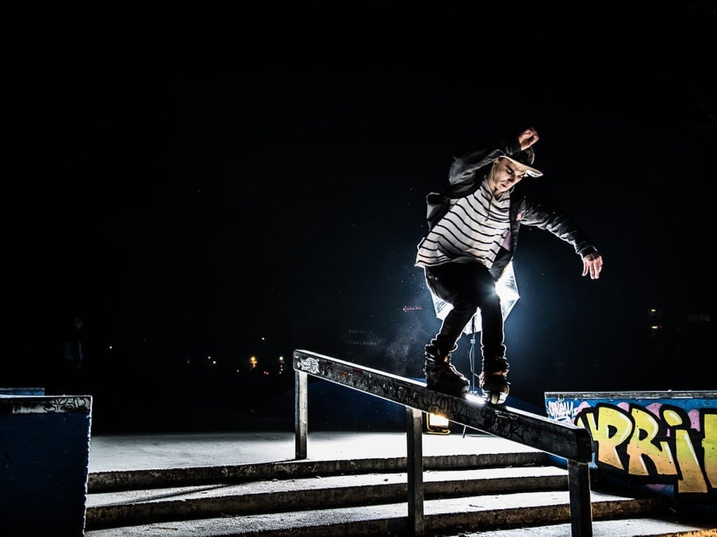 Patineur expérimenté en patins à roulettes montrant ses figures