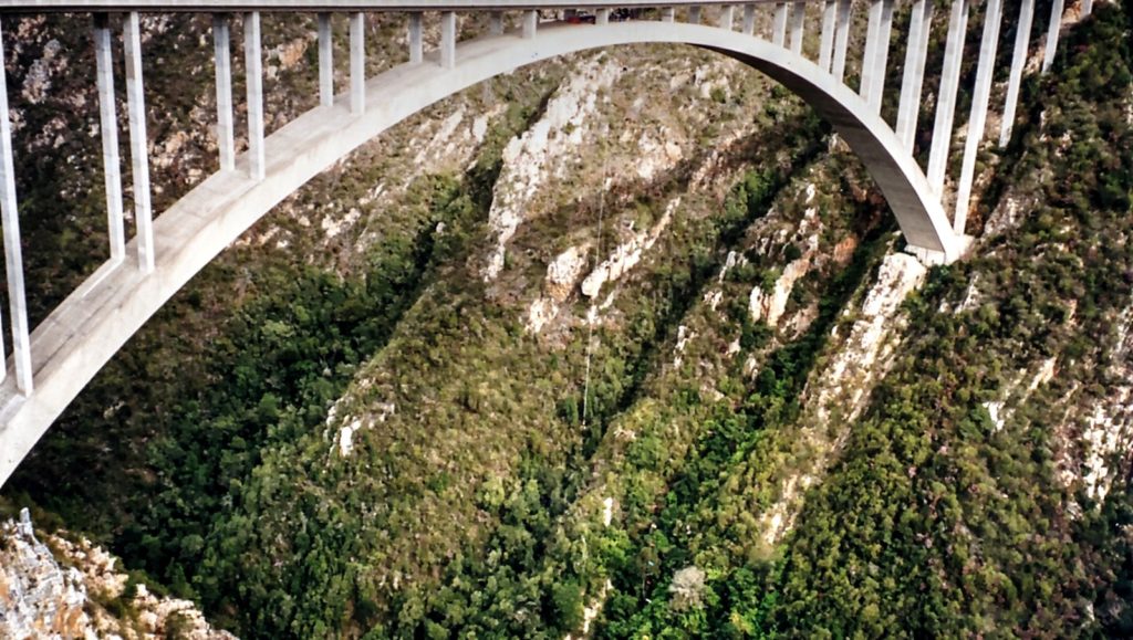 Bungee jumping depuis un pont