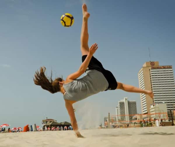 Figure acrobatique au beach soccer