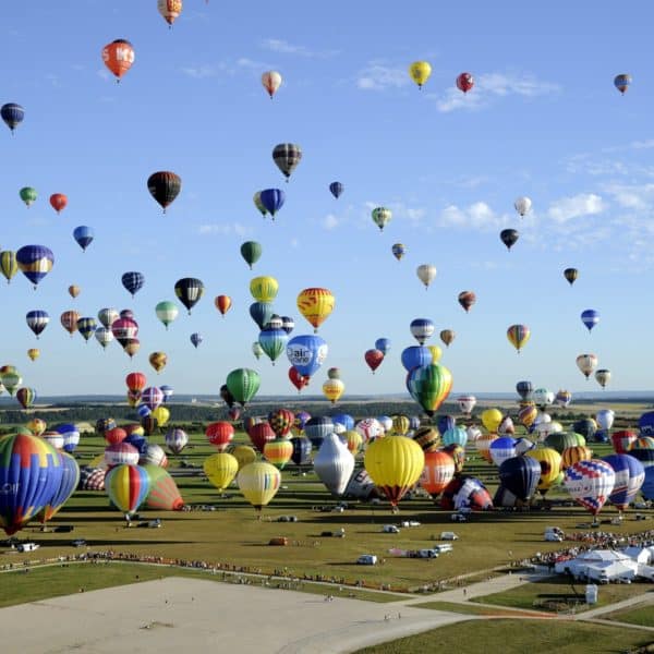 Décollage en masse de montgolfières dans le ciel lorrain