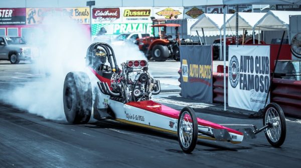 Parcourir le plus rapidement possible de courtes distances départ arrêté en dragster