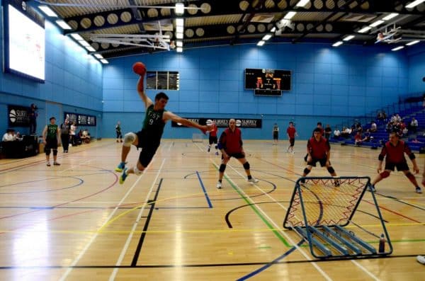 Le tchoukball, mélange de volley-ball, de handball et de squash