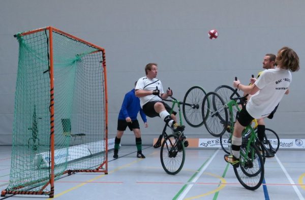 Le Cycle-ball, une discipline spectaculaire de cyclisme en salle