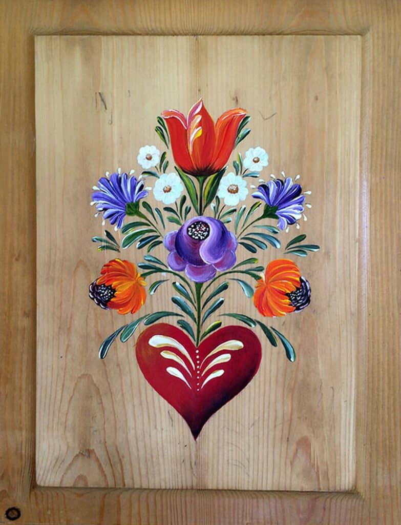 Motif floral peint à la main sur un meuble en bois
