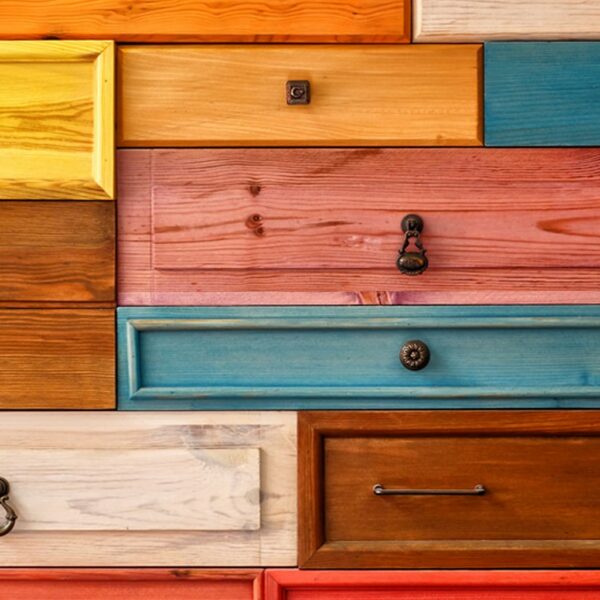 Peinture décorative sur bois avec des couleurs vives