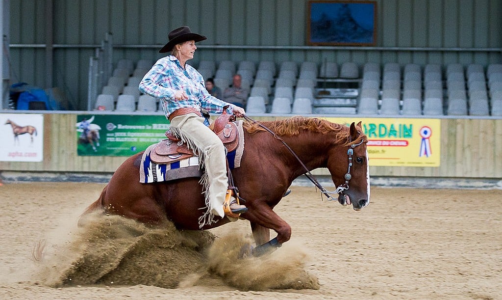 Cavalier exécutant une figure de reining en pleine compétition