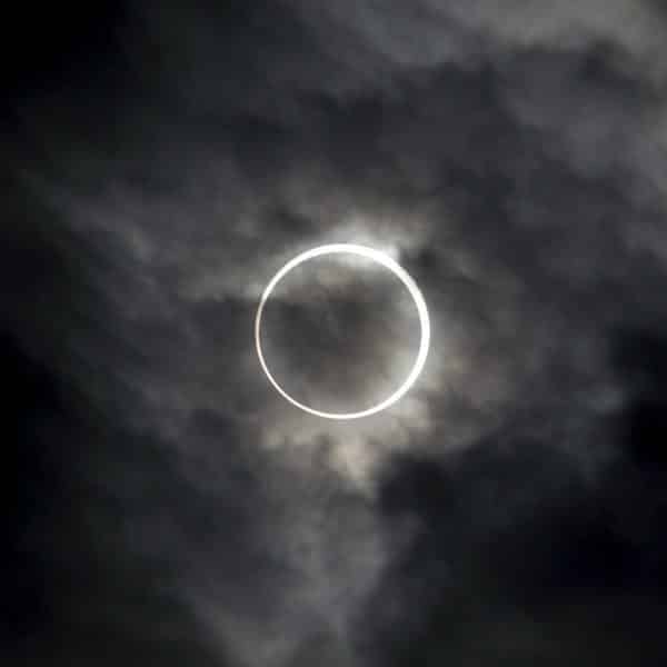 Le Soleil a rendez-vous avec la Lune, sur Terre