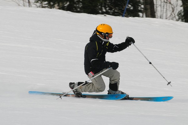 Skieur en position télémark
