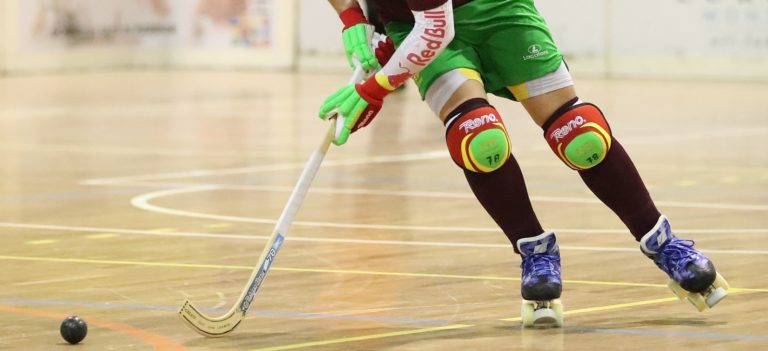 Faire du hockey sur patin roulettes avec le rink hockey