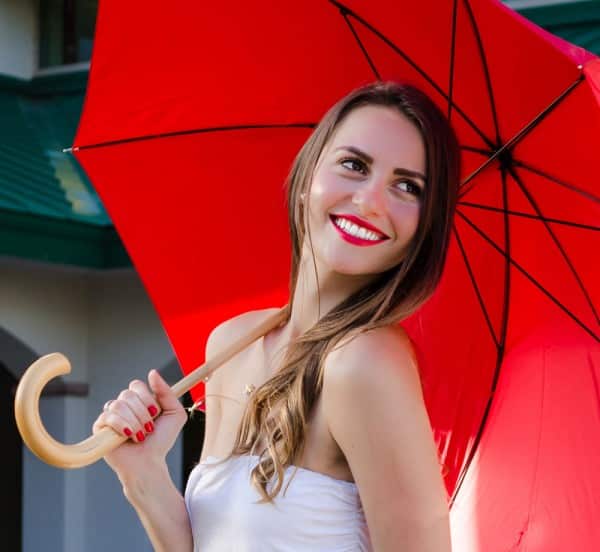 Sourire de femme avec des dents parfaites