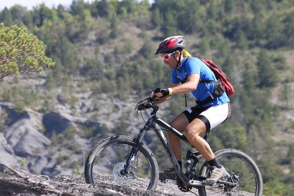 Vélo de route et VTT les équipements indispensables en été