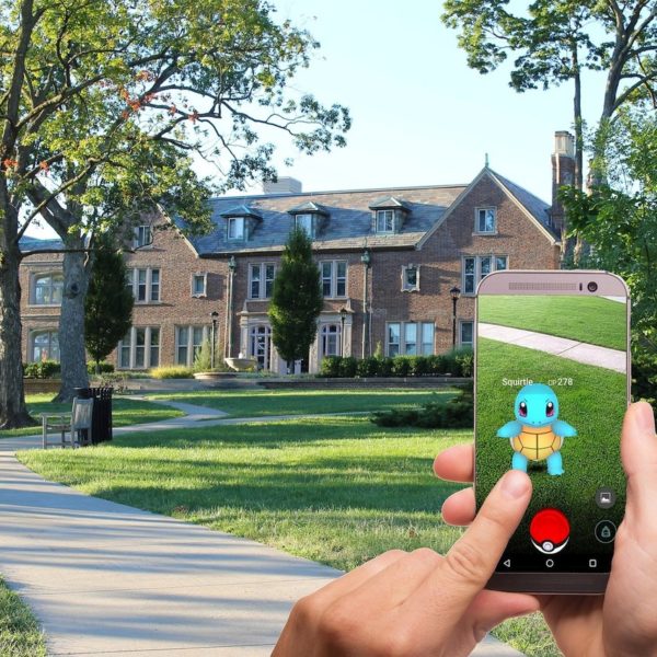 Joueur de Pokémon Go près d'une villa