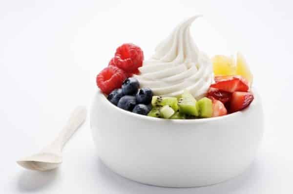 Frozen yogurt avec des fruits