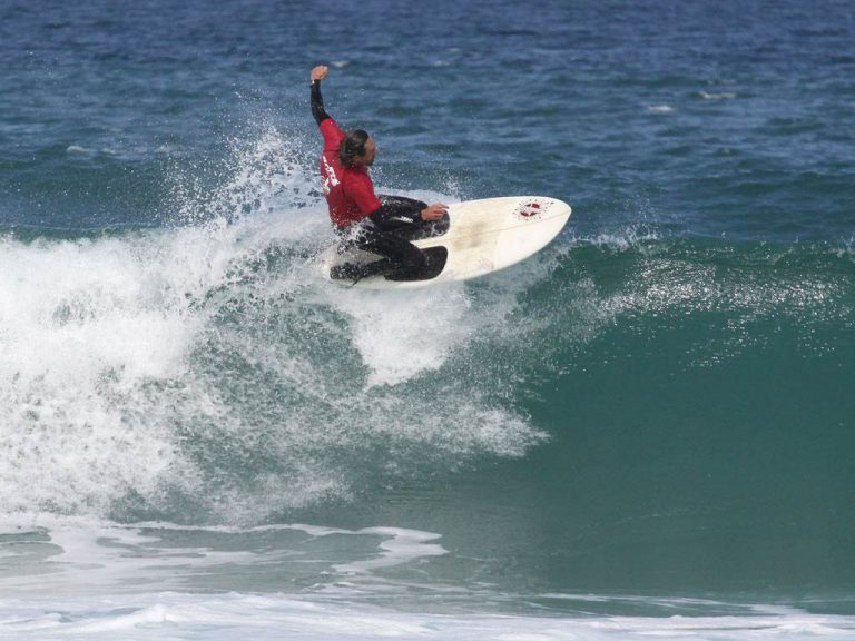 Le kneeboard, un sport aussi cool que le surf, mais plus accessible