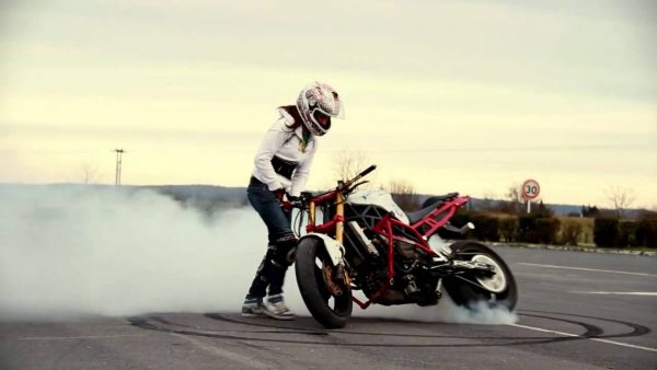 Voltige à moto en mode stunt