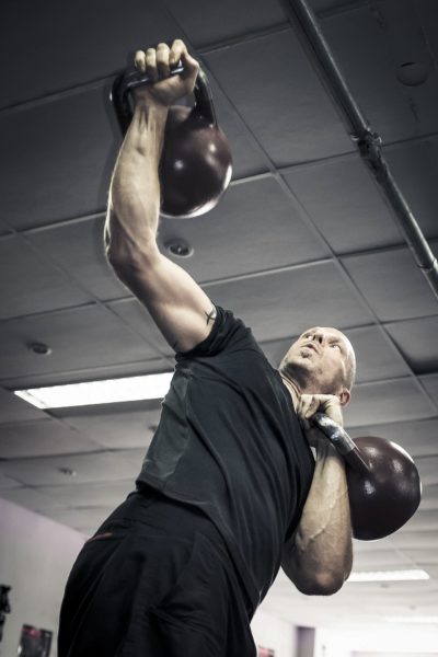 Entrainement de CrossFit avec des kettlebells