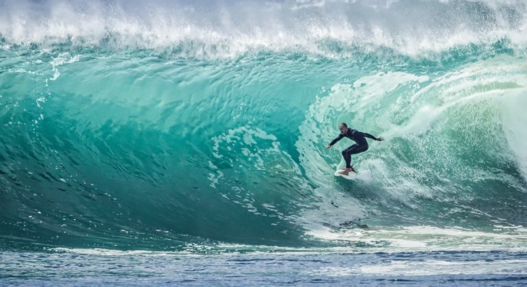 Le surf, un passionnant sport de glisse et d’équilibre