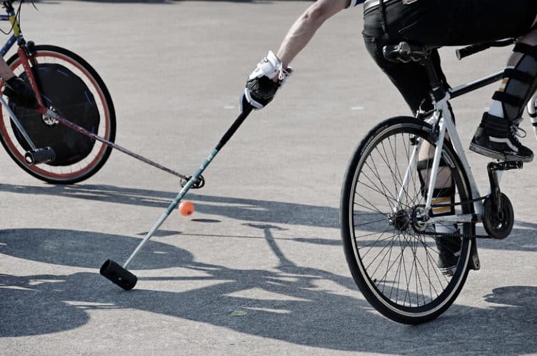 Le bike polo ou jouer au polo en pédalant