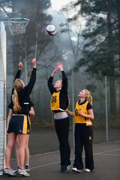 Joueuses de netball en extérieur