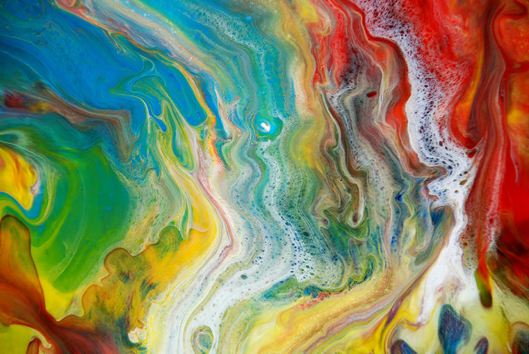 Créez une magnifique toile d’art abstrait grâce à l’acrylique pouring