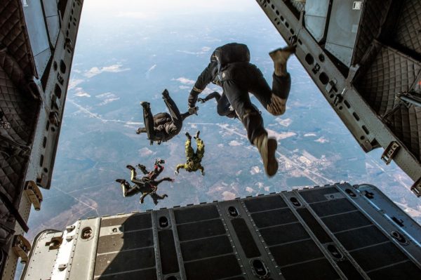 Le saut en parachute pour se croire un oiseau