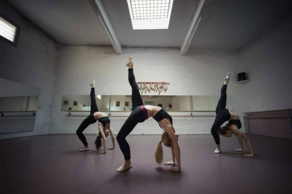 Le Fit'Ballet est un savant mélange entre postures de danse classique et de fitness sur de la musique entraînante