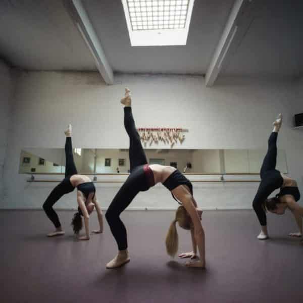 Le Fit'Ballet est un savant mélange entre postures de danse classique et de fitness sur de la musique entraînante