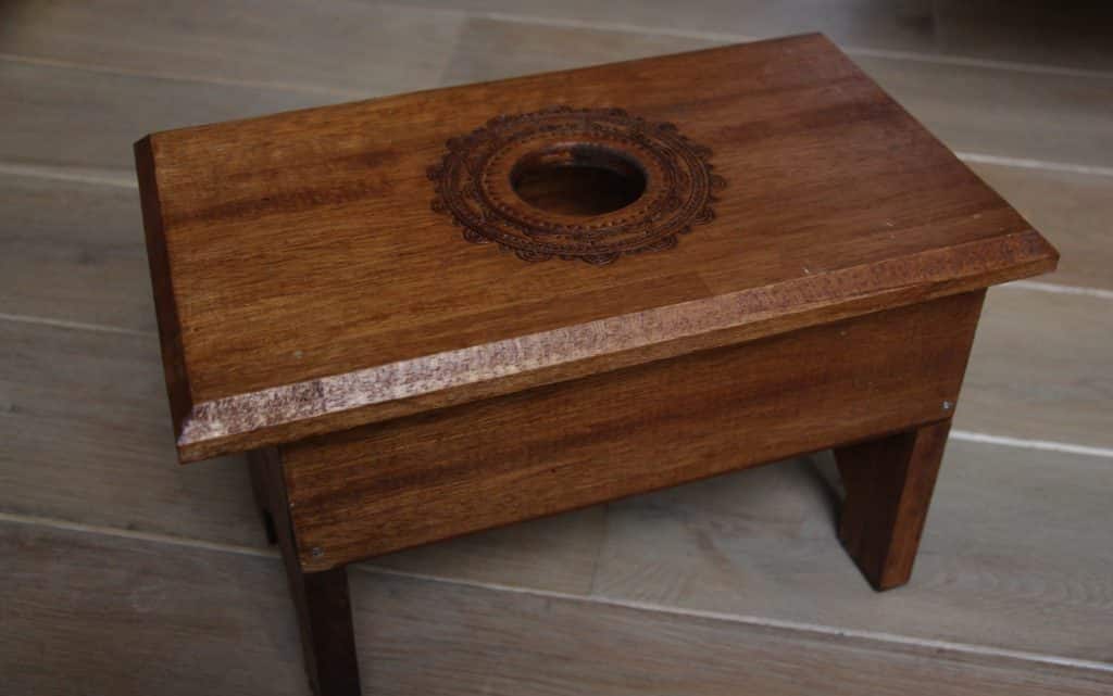 Tabouret bas en bois pyrogravé