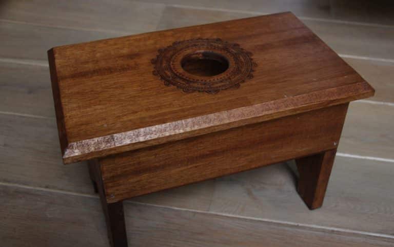 Customiser des tabourets en bois avec la pyrogravure
